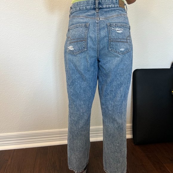 American Eagle light wash baggy ripped jeans, size 4 short - Picture 2 of 11